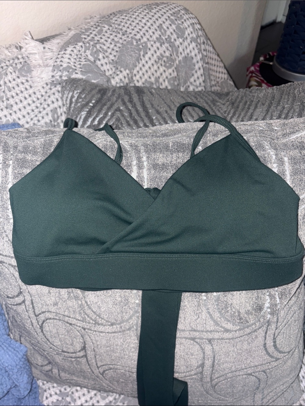 Fabletics Medium cross cross sports bra Green / emerald shade